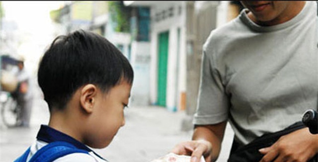 Cho con vay tiền, nhận 1 câu hỏi và sự thức tỉnh của người cha