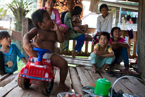 bé trai 2 tuổi hút thuốc