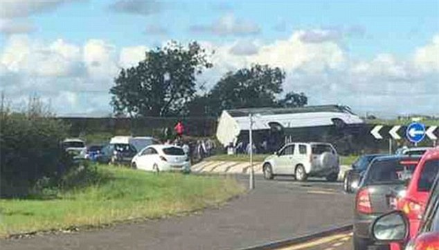 Xe buýt chở CĐV bóng đá gặp tai nạn nghiêm trọng khiến 19 người thương vong - Ảnh 2.