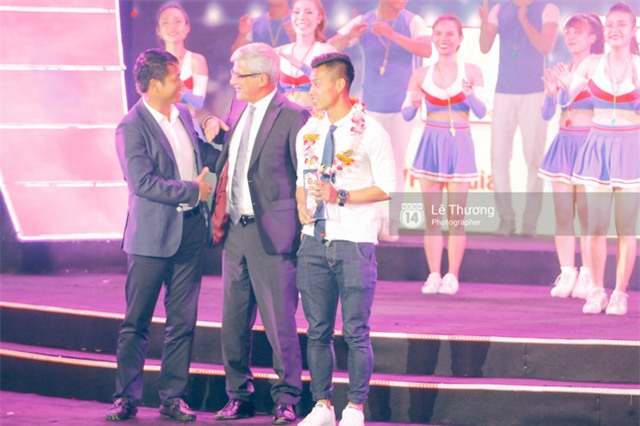 HLV Hữu Thắng bỏ về giữa chừng vì bị mất mặt ở Gala tổng kết mùa giải - Ảnh 2.