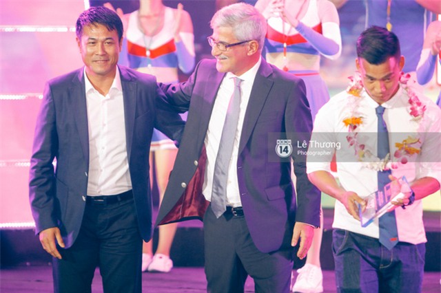 HLV Hữu Thắng bỏ về giữa chừng vì bị mất mặt ở Gala tổng kết mùa giải - Ảnh 3.