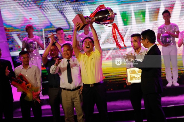 HLV Hữu Thắng bỏ về giữa chừng vì bị mất mặt ở Gala tổng kết mùa giải - Ảnh 9.