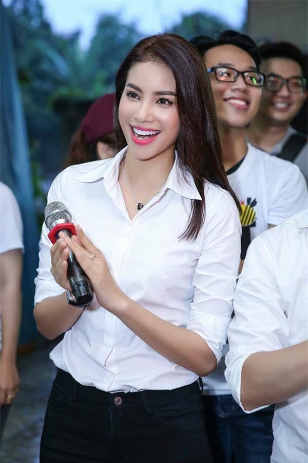 sao viet dep an gian tuoi voi chiec ao khong bao gio loi mot thoi trang - 4