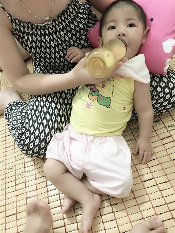 Sau hơn 3 tháng được mẹ nuôi chăm sóc, bé gái 14 tháng tuổi nặng 3,5kg giờ ra sao?