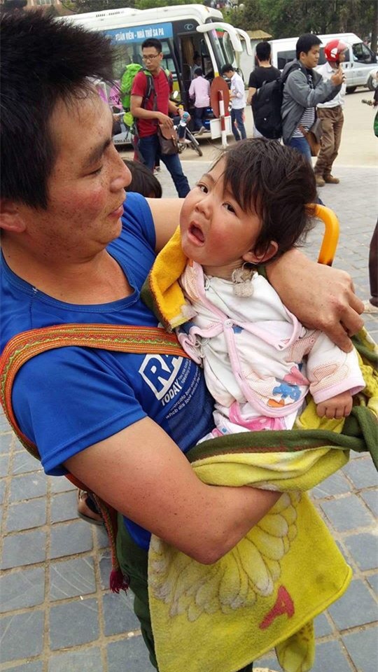 Sau hơn 3 tháng được mẹ nuôi chăm sóc, bé gái 14 tháng tuổi nặng 3,5kg giờ ra sao?