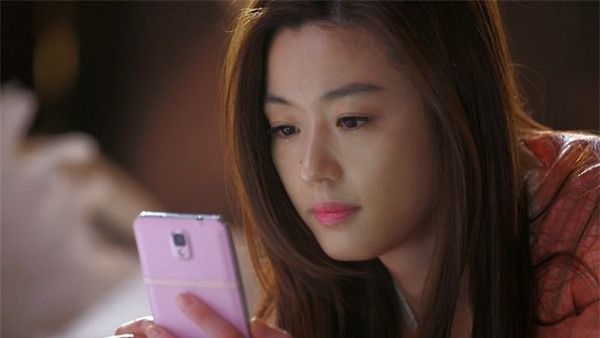 Hóa đá khi biết cô bạn thân “áo lót cũng mặc chung” lén lút dùng trộm luôn cả bạn trai của mình