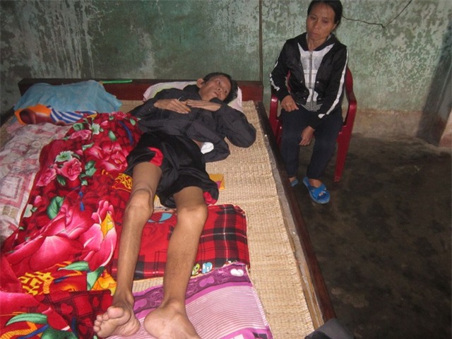 Một năm sau ngày cưới, anh Dũng mắc bệnh và phải nằm một chỗ như thế này