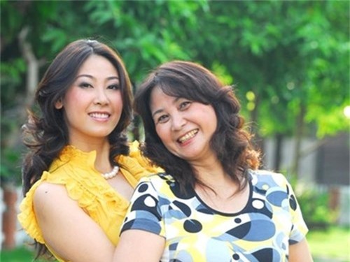 Chân dung người mẹ từng ăn cơm chan nước lã của HH Hà Kiều Anh - Ảnh 1.
