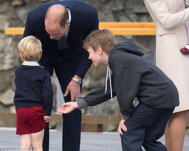 Hoàng tử nhí nước Anh giữ vẻ lạnh lùng, từ chối đập tay với cậu bé người Canada - Ảnh 5.