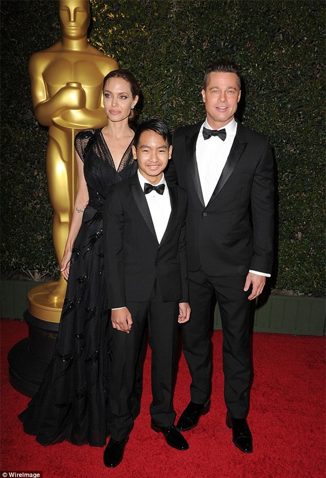 Các con của Angelina Jolie van xin mẹ quay lại với Brad Pitt - Ảnh 1.