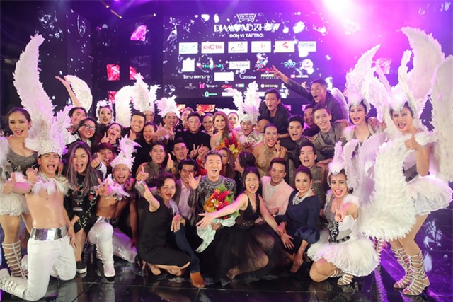Liveshow 20 năm ca hát của Đàm Vĩnh Hưng: Hoành tráng, màu sắc như Las Vegas thu nhỏ - Ảnh 38.