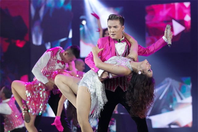 Liveshow 20 năm ca hát của Đàm Vĩnh Hưng: Hoành tráng, màu sắc như Las Vegas thu nhỏ - Ảnh 4.