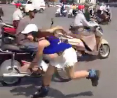 Hà Nội: Dàn chân dài mặc váy ngắn, lộ bụng bầu giả gây sốc trên đường phố - Ảnh 2.