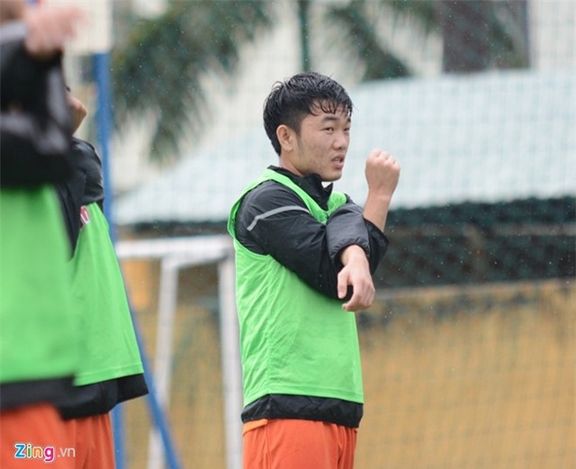 Xuan Truong tap bong nem duoi mua cung tuyen Viet Nam hinh anh 2