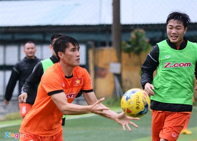 Xuan Truong tap bong nem duoi mua cung tuyen Viet Nam hinh anh 3