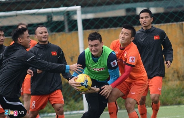 Xuan Truong tap bong nem duoi mua cung tuyen Viet Nam hinh anh 5