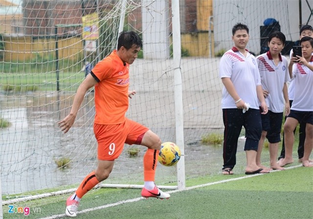 Xuan Truong tap bong nem duoi mua cung tuyen Viet Nam hinh anh 6