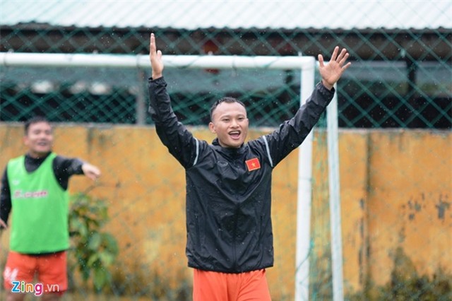 Xuan Truong tap bong nem duoi mua cung tuyen Viet Nam hinh anh 7