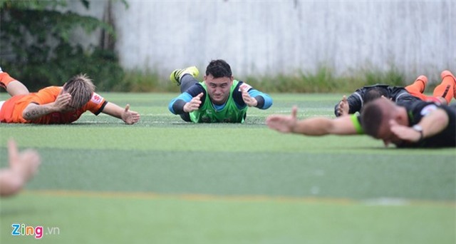 Xuan Truong tap bong nem duoi mua cung tuyen Viet Nam hinh anh 8