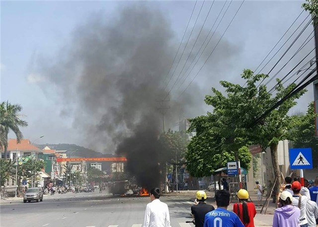 truc tiep: xe taxi phat no kinh hoang giua thanh pho cam pha hinh anh 1