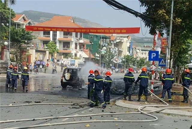 truc tiep: xe taxi phat no kinh hoang giua thanh pho cam pha hinh anh 3