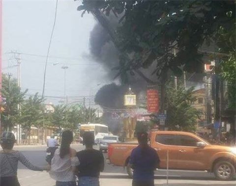 xe o to phat no tren duong noi thi thanh pho cam pha hinh anh 1