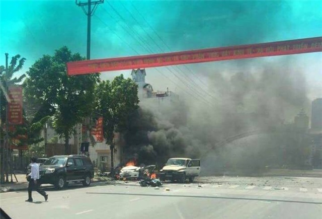 xe o to phat no tren duong noi thi thanh pho cam pha hinh anh 5