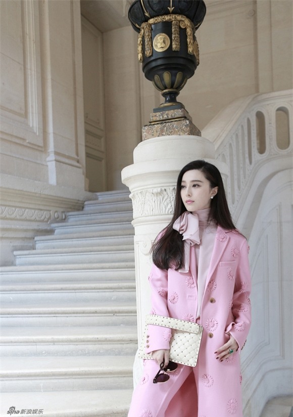 'Tình địch' Phạm Băng Băng mặc khó hiểu ở Tuần lễ Thời trang Paris 10