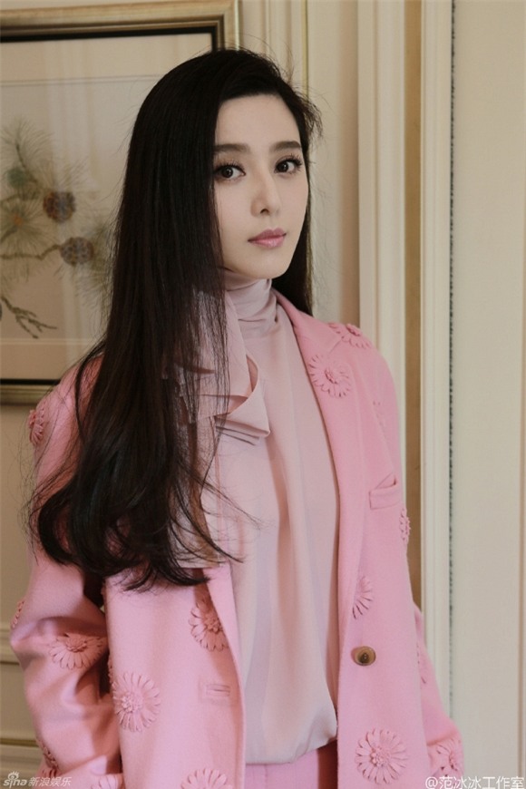 'Tình địch' Phạm Băng Băng mặc khó hiểu ở Tuần lễ Thời trang Paris 4