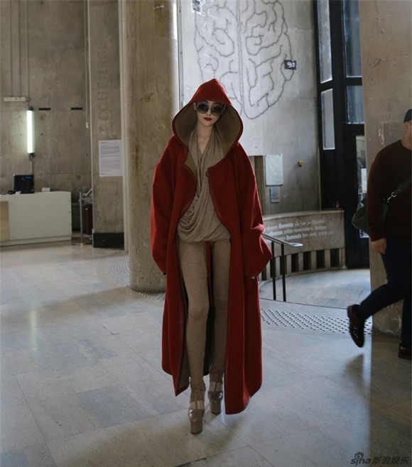 'Tình địch' Phạm Băng Băng mặc khó hiểu ở Tuần lễ Thời trang Paris 3