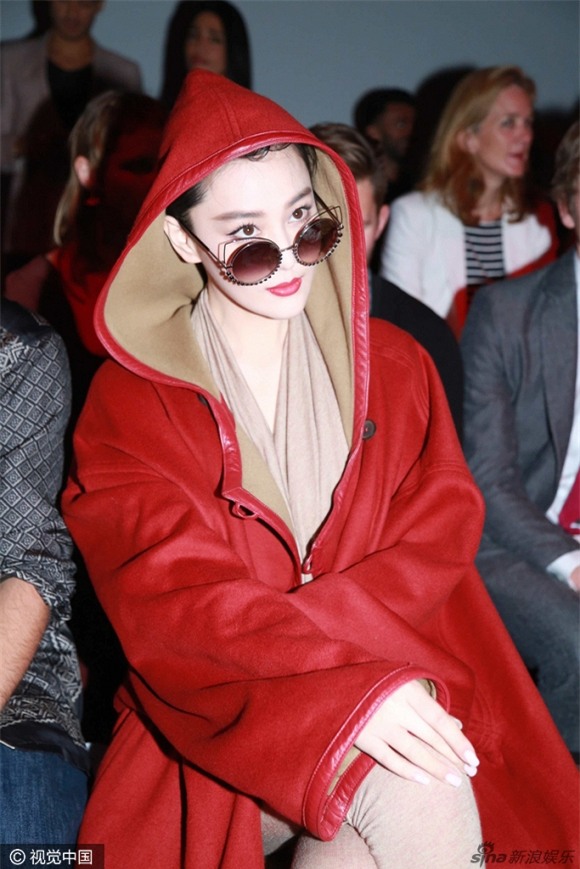 'Tình địch' Phạm Băng Băng mặc khó hiểu ở Tuần lễ Thời trang Paris 14