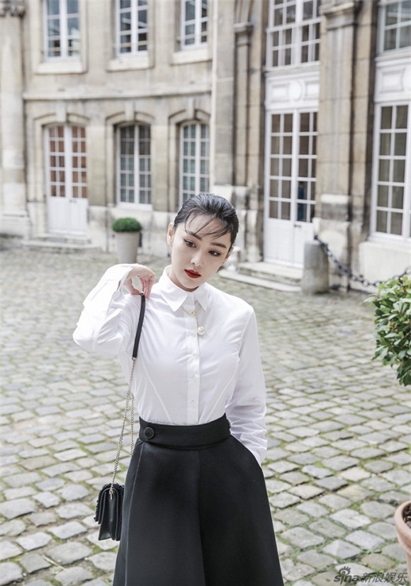 'Tình địch' Phạm Băng Băng mặc khó hiểu ở Tuần lễ Thời trang Paris 0