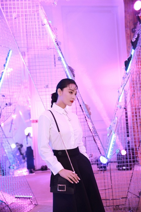 'Tình địch' Phạm Băng Băng mặc khó hiểu ở Tuần lễ Thời trang Paris 2