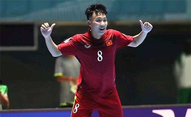 Minh Trí (8), cầu thủ lập hat-trick đầu tiên cho futsal Việt Nam tại World Cup. Ảnh: Quang Thắng