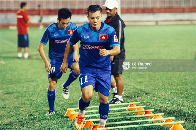 Công Phượng khoe mái tóc mới sành điệu trên sân tập - Ảnh 1.