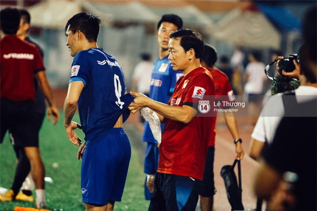 Công Phượng khoe mái tóc mới sành điệu trên sân tập - Ảnh 10.