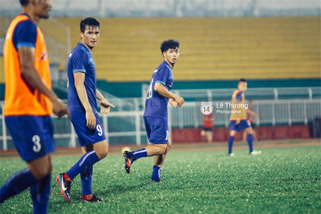 Công Phượng khoe mái tóc mới sành điệu trên sân tập - Ảnh 4.