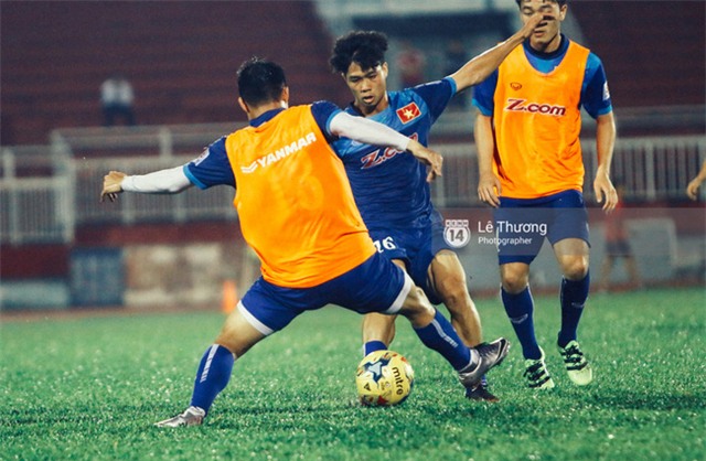 Công Phượng khoe mái tóc mới sành điệu trên sân tập - Ảnh 5.