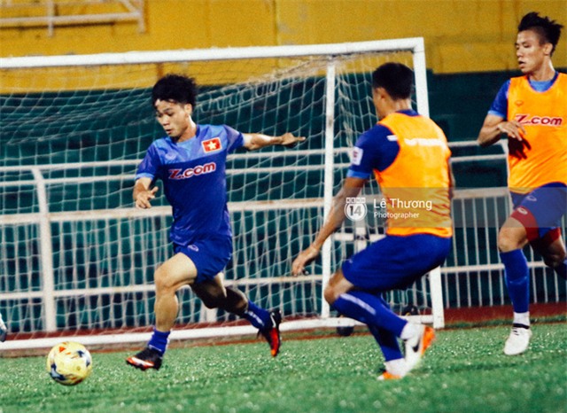 Công Phượng khoe mái tóc mới sành điệu trên sân tập - Ảnh 7.