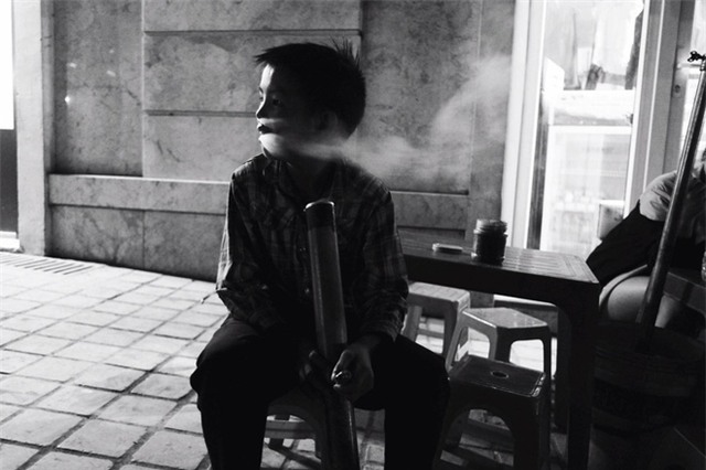 Xôn xao câu chuyện cậu bé 10 tuổi hút thuốc lào mua vui ở Sapa - Ảnh 2.