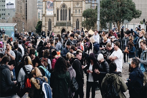 Smartphone - thế hệ cúi đầu, Selfie - thế hệ quay lưng - Ảnh 1.