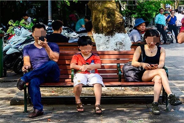 Smartphone - thế hệ cúi đầu, Selfie - thế hệ quay lưng - Ảnh 3.