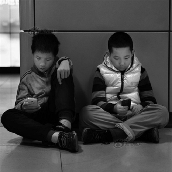 Smartphone - thế hệ cúi đầu, Selfie - thế hệ quay lưng - Ảnh 4.