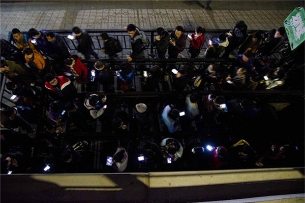 Smartphone - thế hệ cúi đầu, Selfie - thế hệ quay lưng - Ảnh 6.