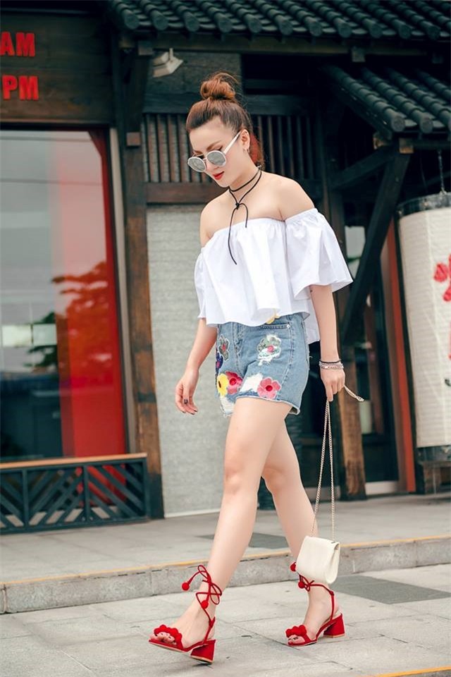 Sao Viet phai long vay ao hoa tiet theu khi vao thu hinh anh 2