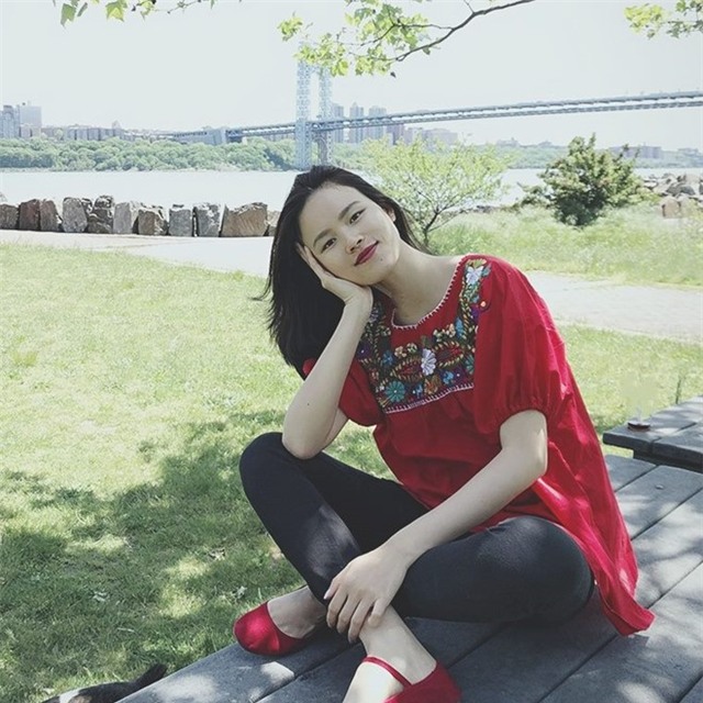 Sao Viet phai long vay ao hoa tiet theu khi vao thu hinh anh 3