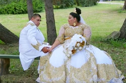 choang voi chiec vay phu day vang cua co dau beo hinh anh 1