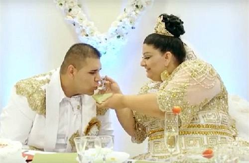 choang voi chiec vay phu day vang cua co dau beo hinh anh 2