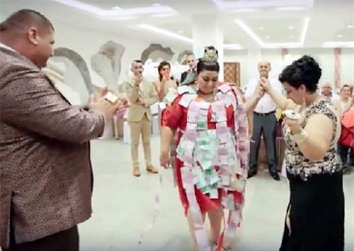 choang voi chiec vay phu day vang cua co dau beo hinh anh 3