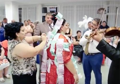 choang voi chiec vay phu day vang cua co dau beo hinh anh 4